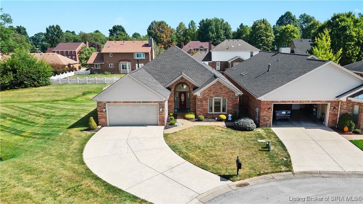 Property Photo: 1640 Greenbriar Court IN 47130