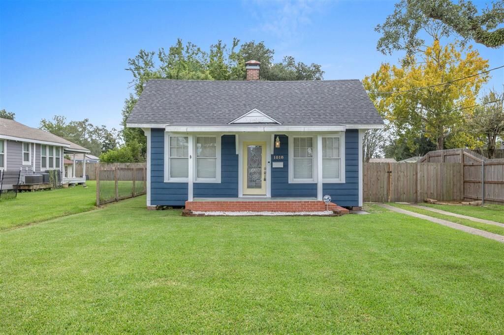 Property Photo:  1018 7 Street  LA 70601