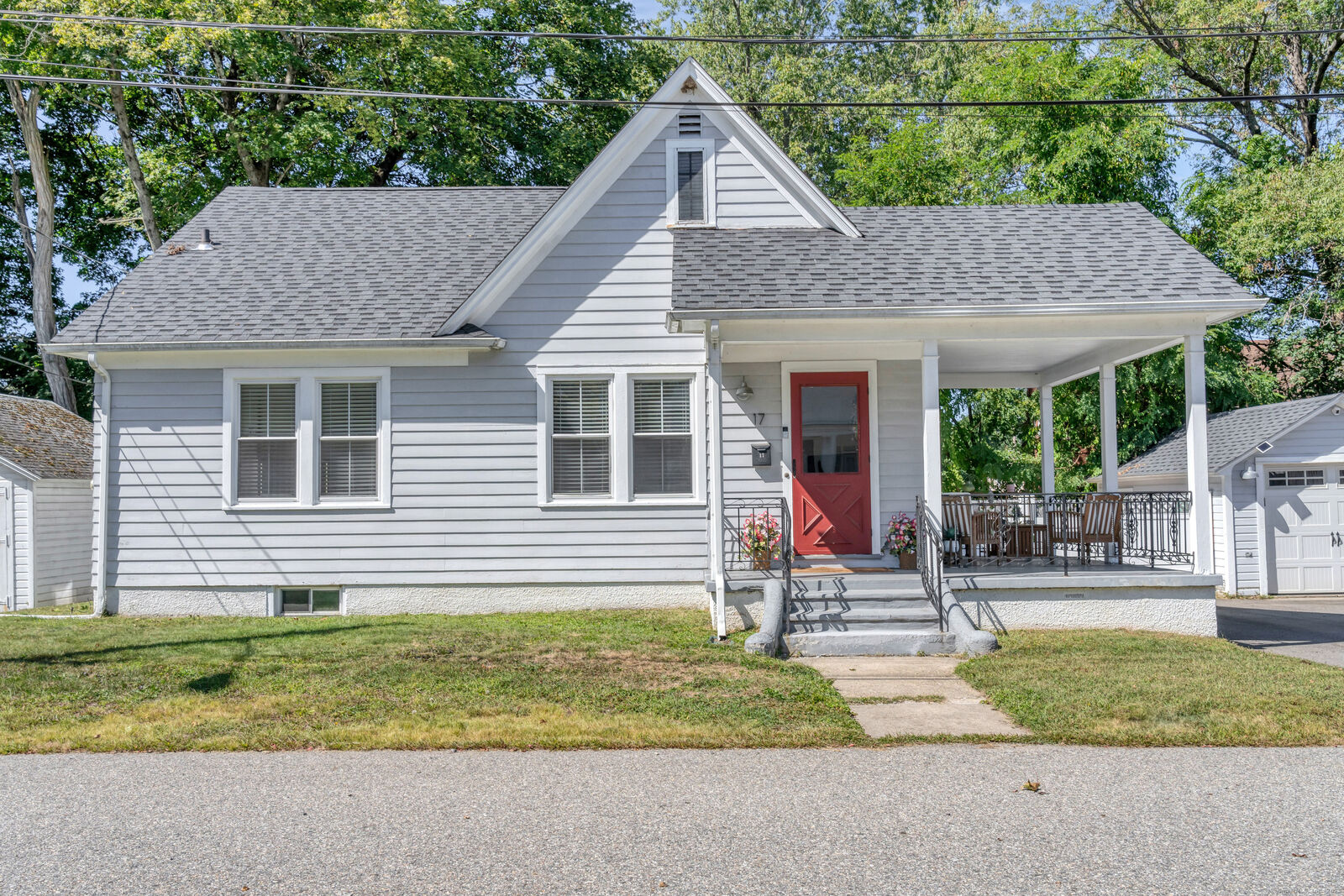 Property Photo:  17 Grosvenor Place  CT 06360 