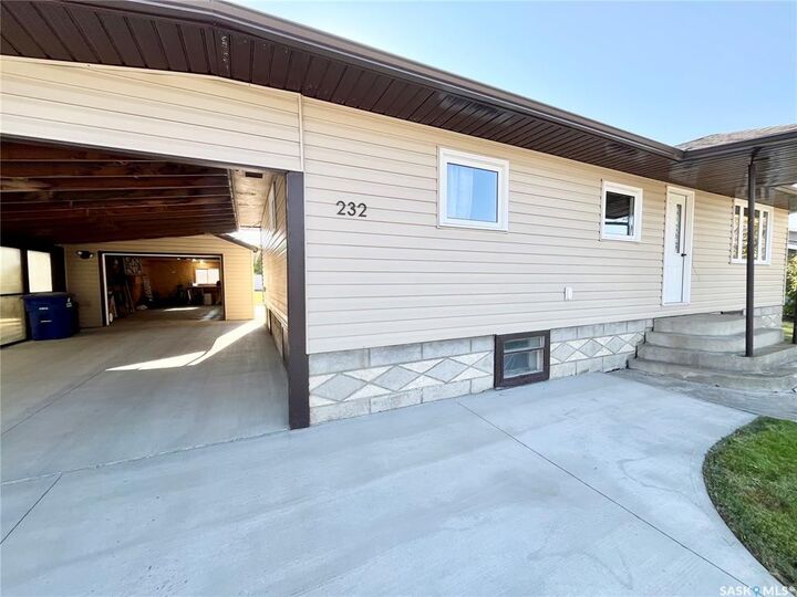 Property Photo:  232 5th Avenue W  SK S0K 4L0