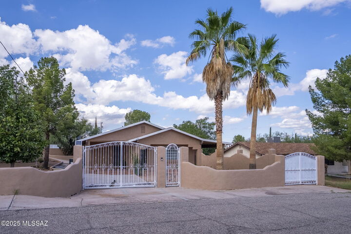 Property Photo:  430 Camino Del Patio  AZ 85648 