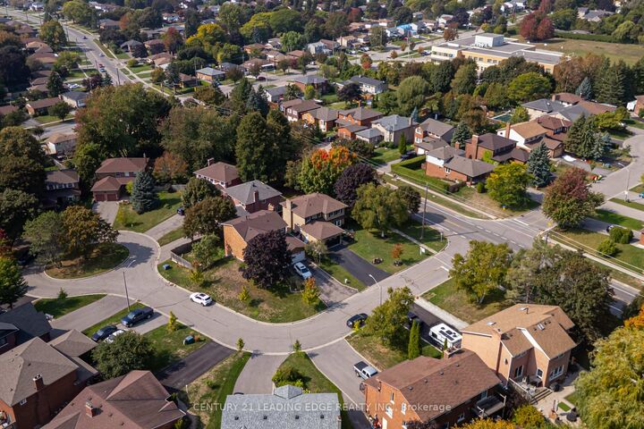 Photo de la propriété:  350 Ellesmere Court  ON L1H 8E6 