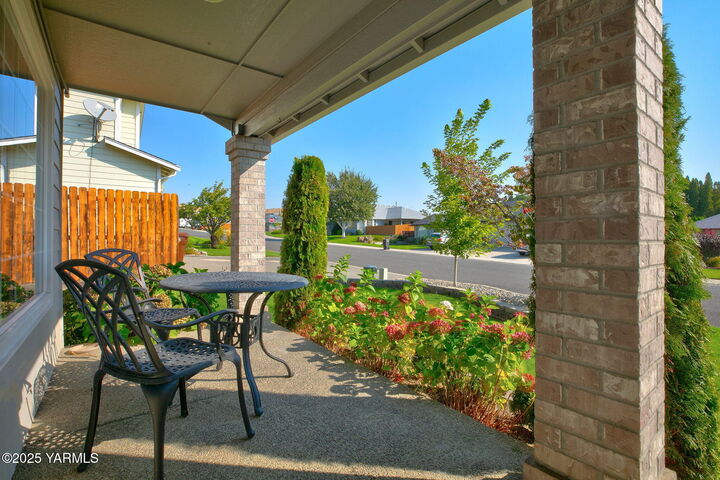 Property Photo:  10 N 91st Ave  WA 98908 