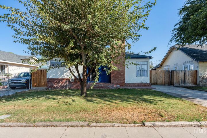 Property Photo: 428 Francis Street CA 93308
