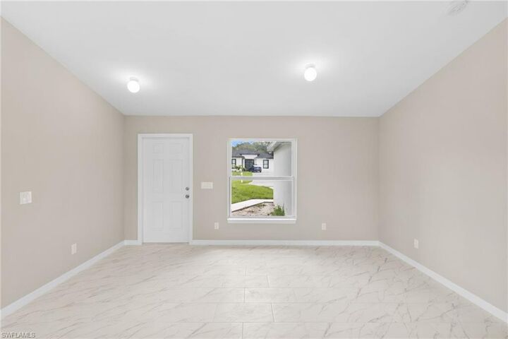 Property Photo: 318 Lamella Ave FL 33974