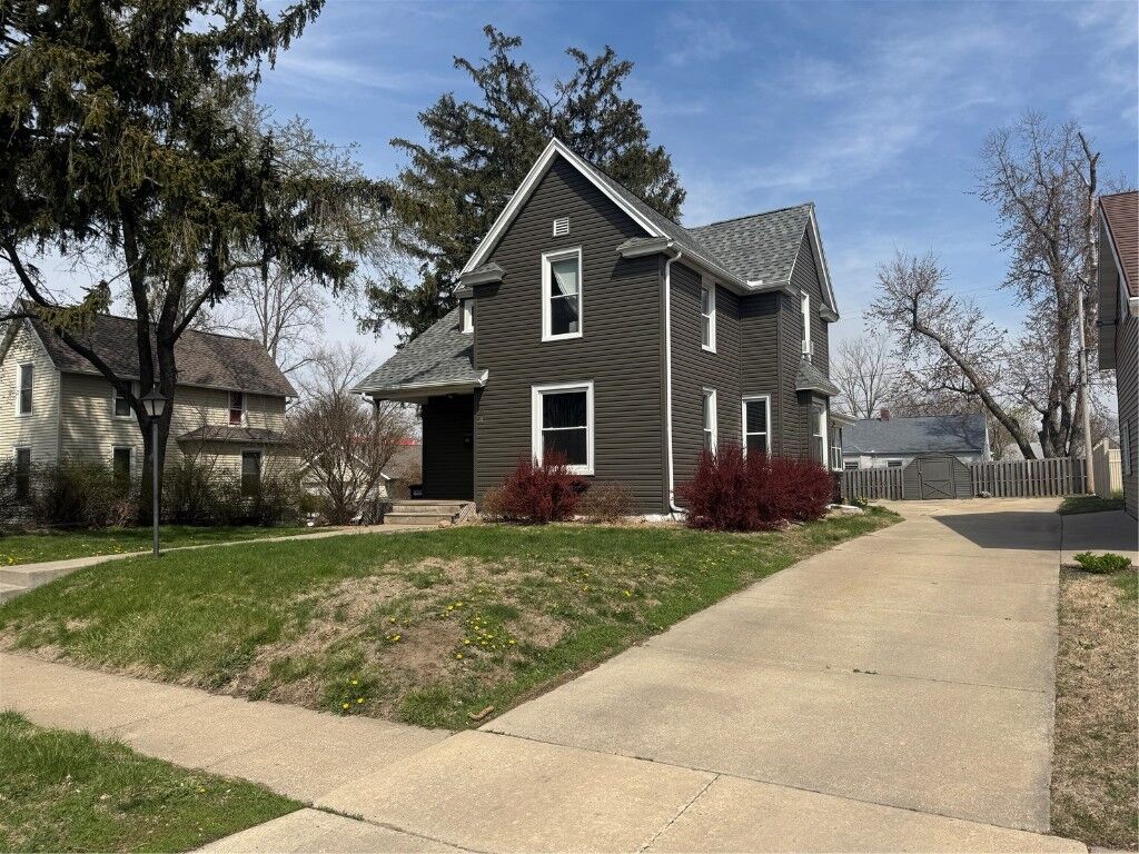 Property Photo: 943 18th Street IA 52302