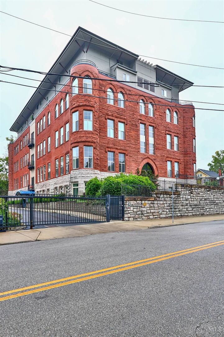 Property Photo: 2700 Ashland Avenue OH 45206