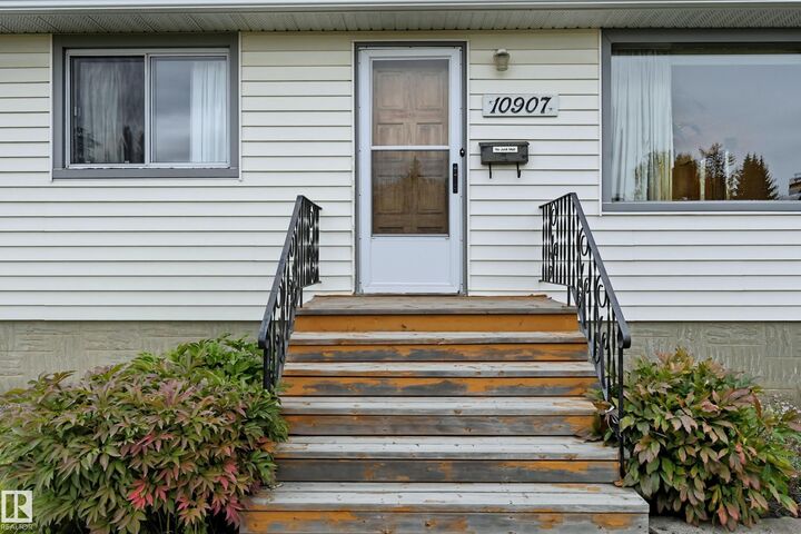 Property Photo:  10907 149 Street NW  AB T5P 1M7 