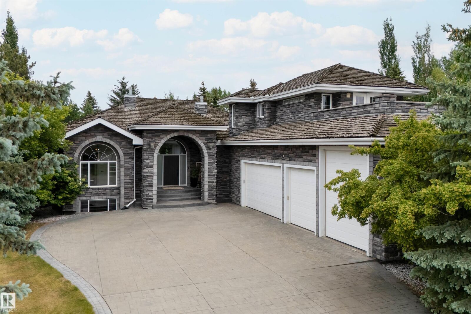 Property Photo:  525 Estate Drive  AB T8B 1M2 