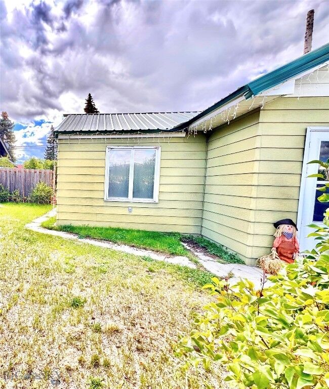 Property Photo:  2410 Yale Avenue  MT 59701 