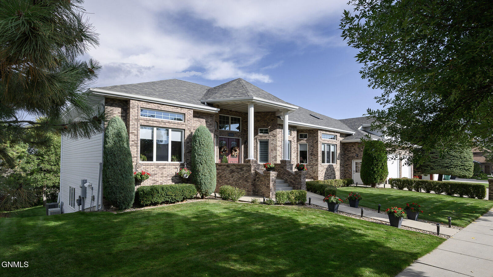 Property Photo:  700 Aspen Avenue  ND 58503 