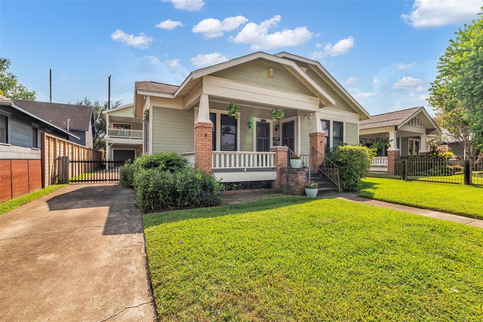 Property Photo: 2519 White Oak Drive TX 77009