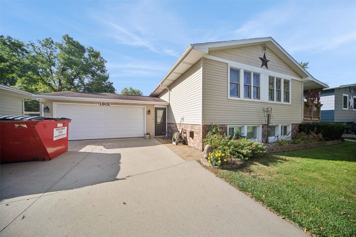 Property Photo:  1901 Estella Street  IA 50220 