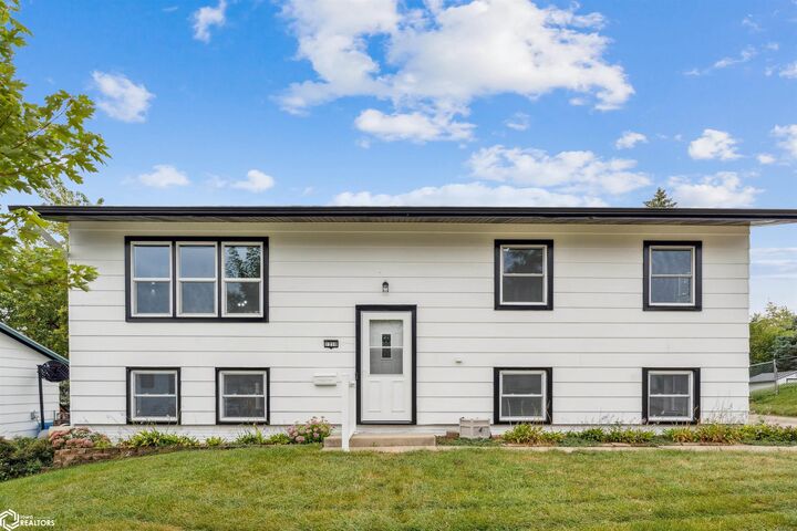 1210 Glenwood Terrace  Marshalltown IA 50158 photo