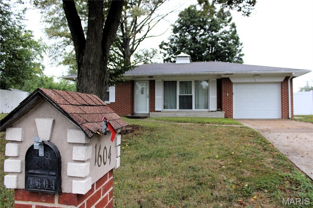 Property Photo:  1604 Menard Drive  IL 62220 