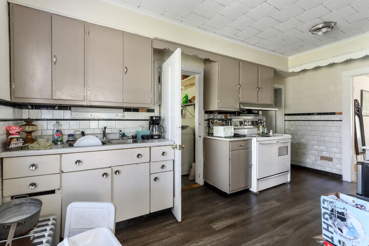 Property Photo:  236 W Page St  WI 53121 