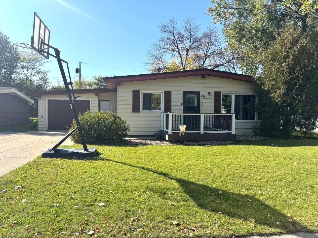 Property Photo: 2513 Skyline Drive NW ND 58703