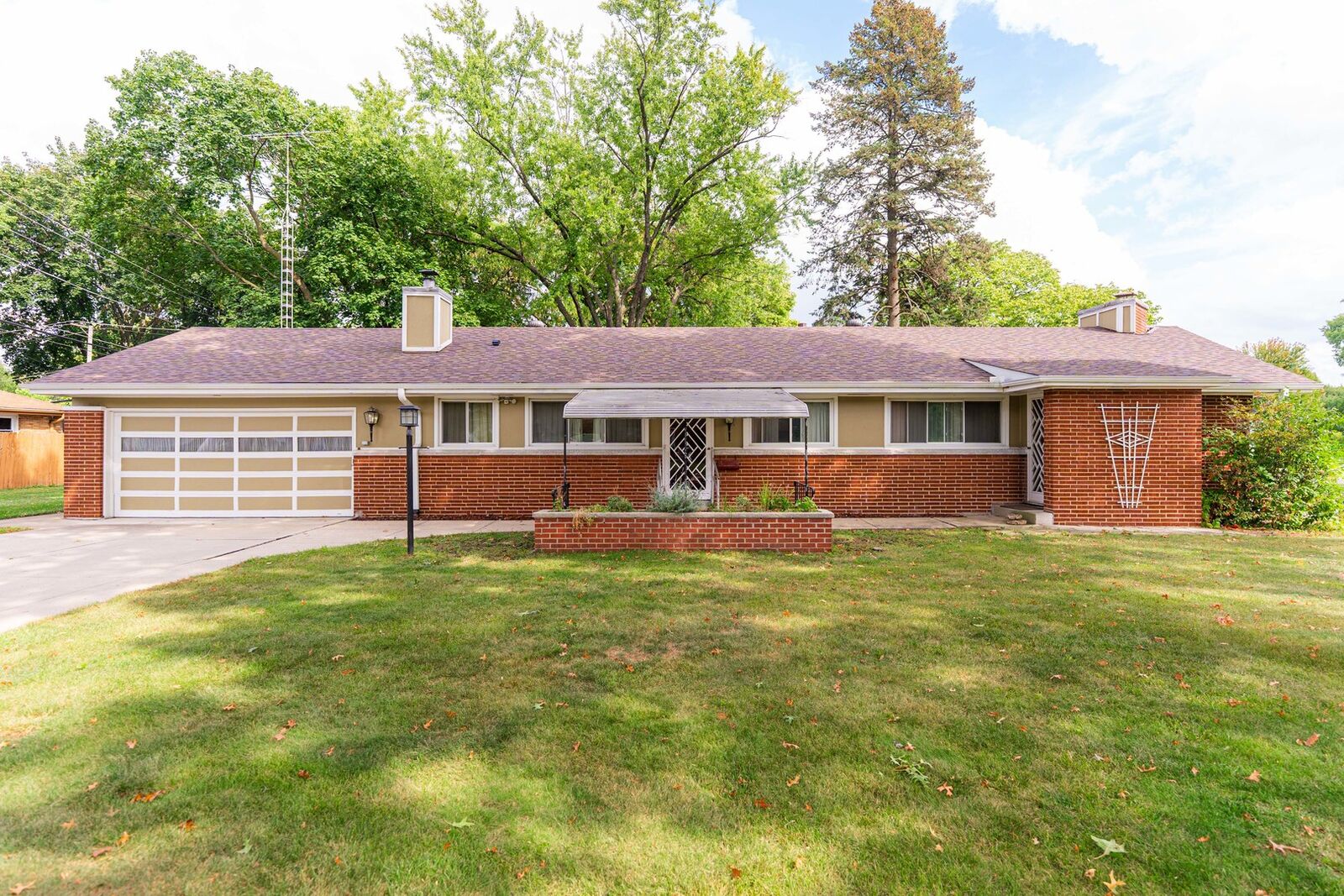 Property Photo: 1543 W Downer Place IL 60506