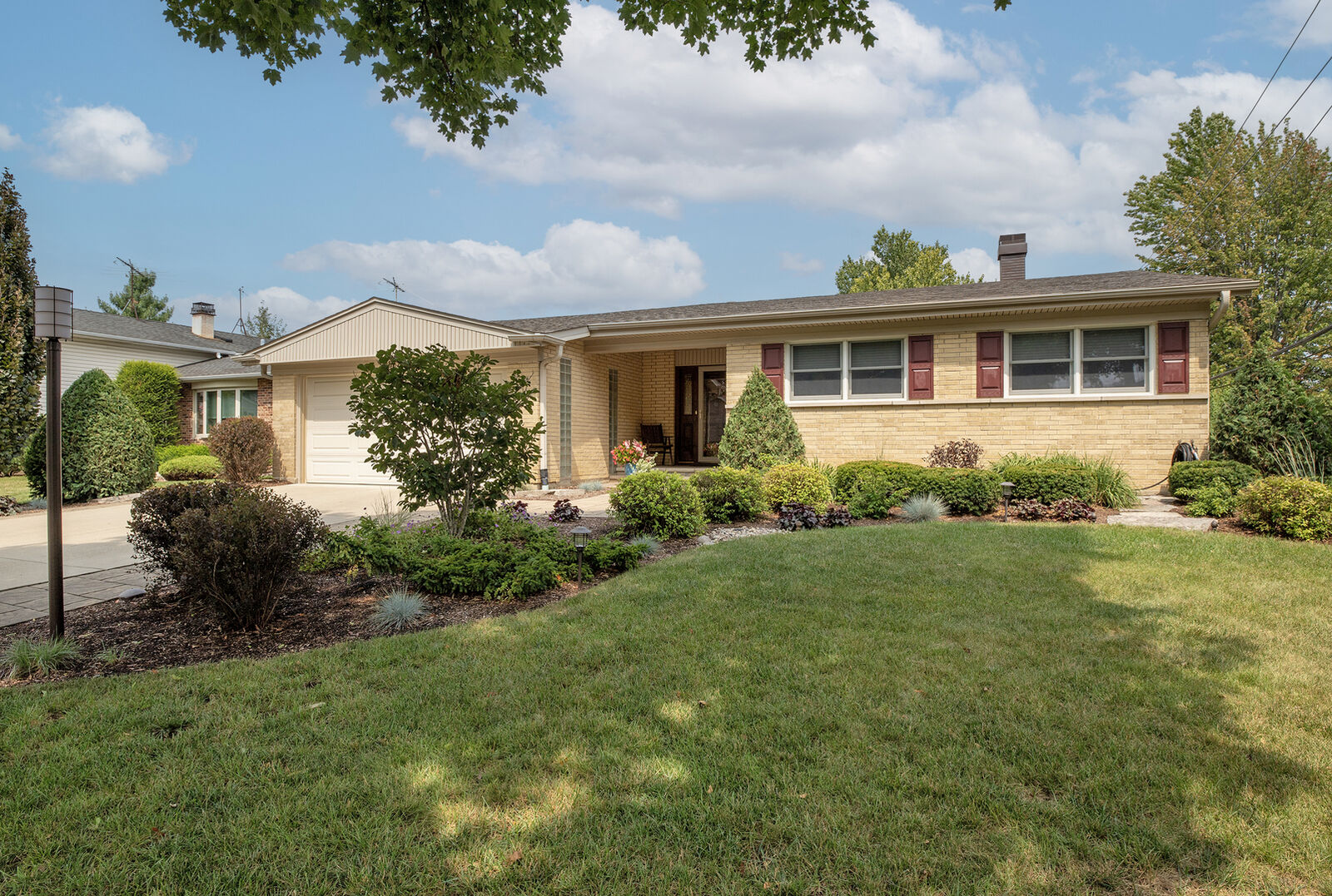 Property Photo:  1822 E Cree Lane  IL 60056 
