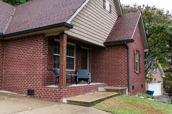 Property Photo:  1688 Barrywood Cir E  TN 37042