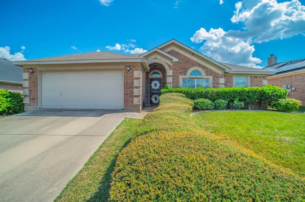 Property Photo: 1634 Powder Horn Lane TX 76018