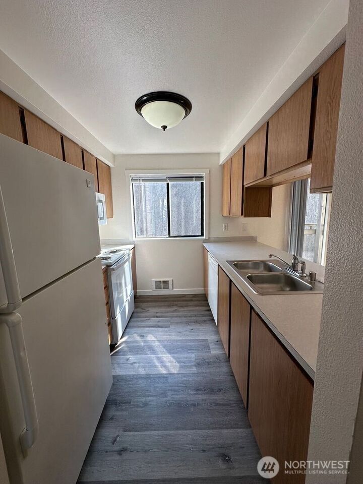 Property Photo:  2515  Melvin Avenue C  WA 98201 