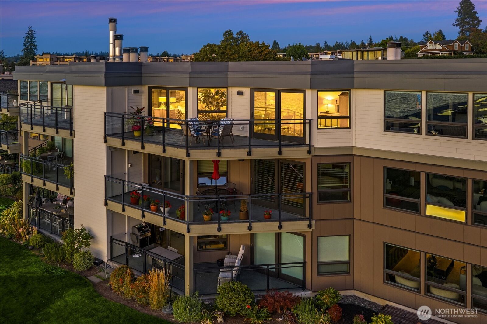 Property Photo:  725  1st Street S 302  WA 98033 