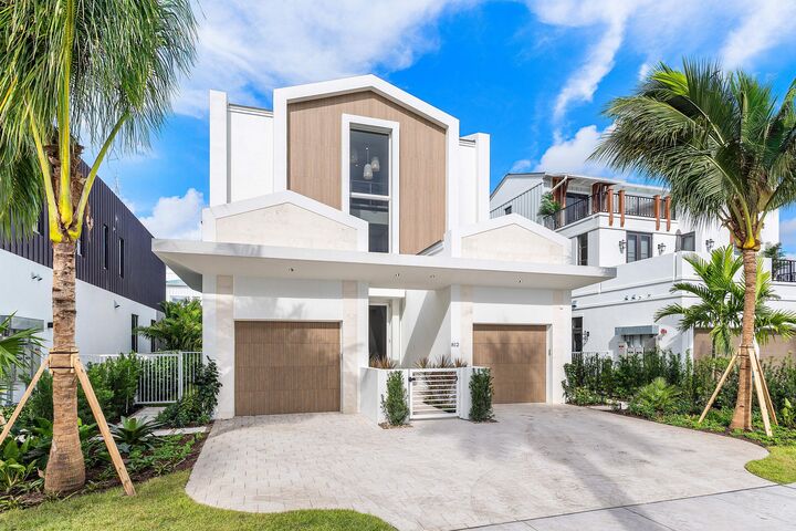Property Photo:  812 Palm Trail  FL 33483 