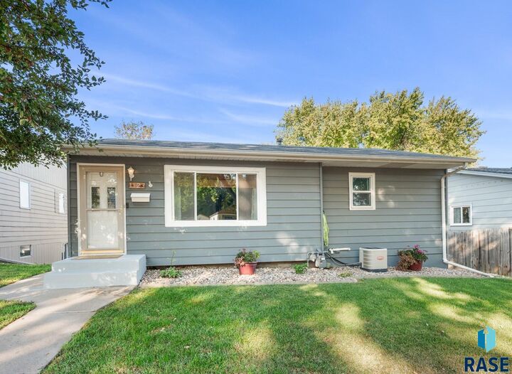 Property Photo:  1123 N Summit Ave  SD 57104 