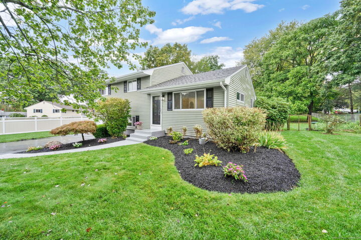 Property Photo:  20 Robert Drive  CT 06074 