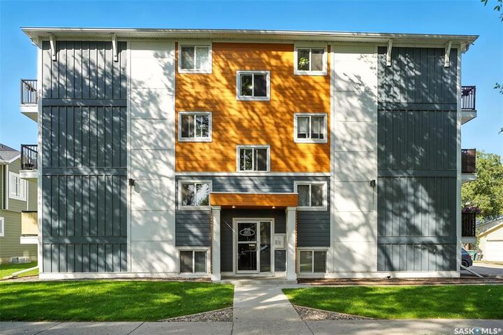 Property Photo: 719 10th Street E 1 SK S7H 0H2