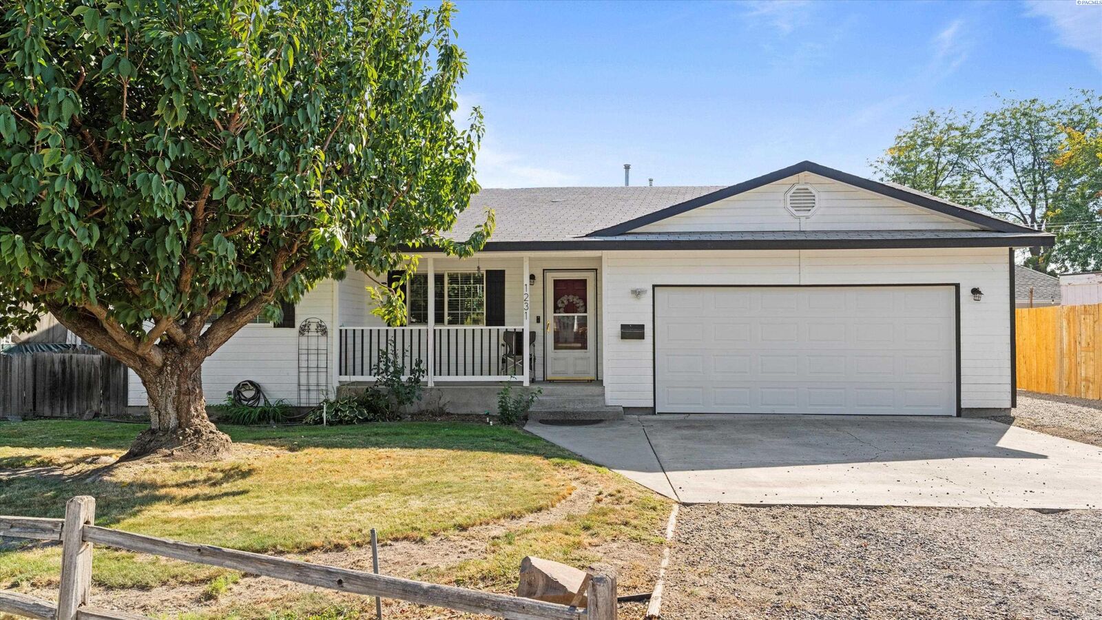 Property Photo:  1231 W 1st Ave  WA 99336 