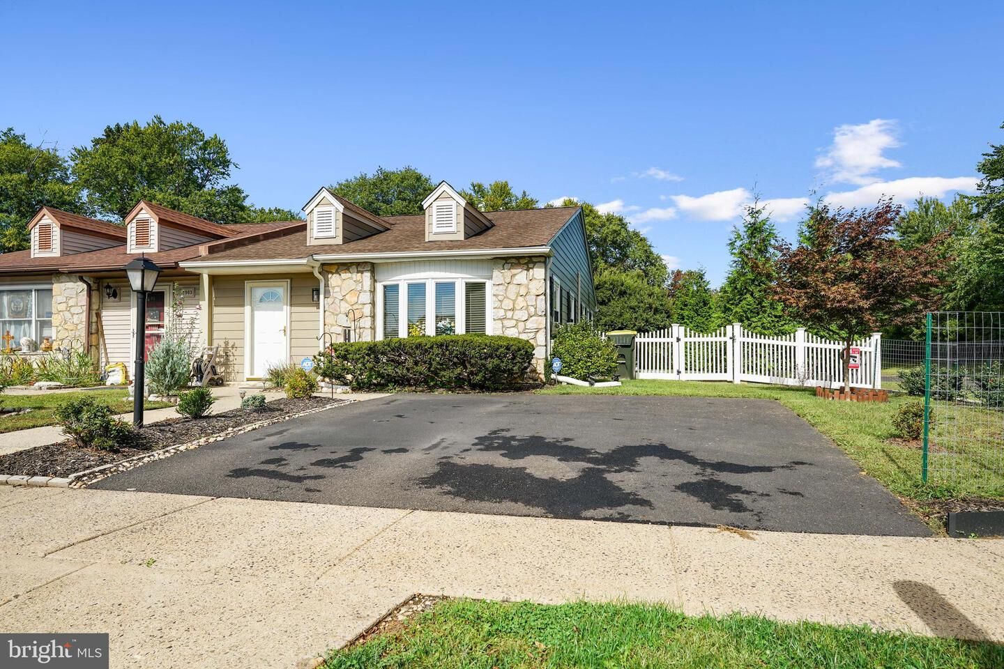 Property Photo: 1001 Hemlock Place PA 19006