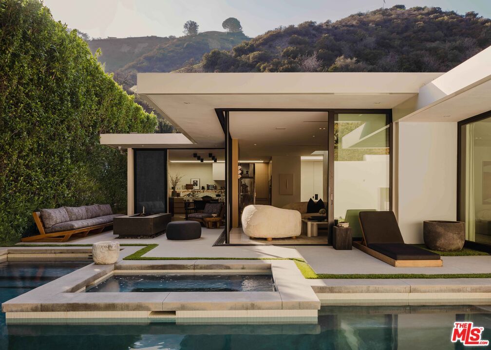 Property Photo:  1952 N Beverly Dr  CA 90210 