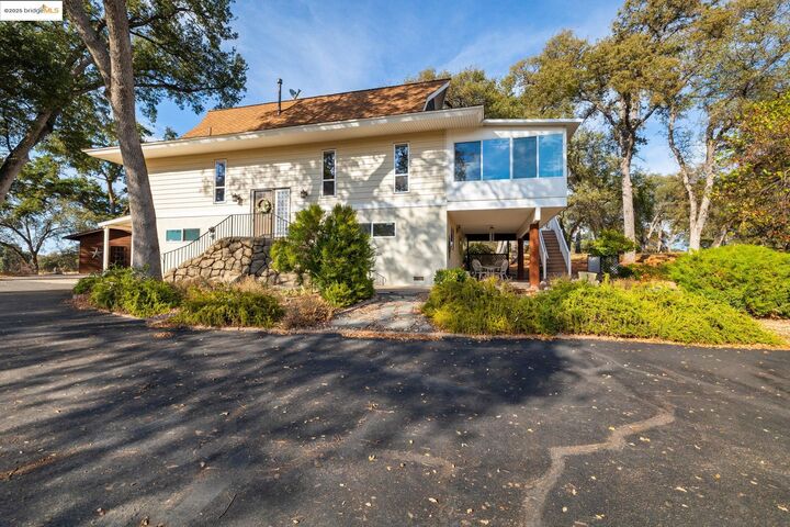 Property Photo: 10566 Thistledown Rd CA 95327