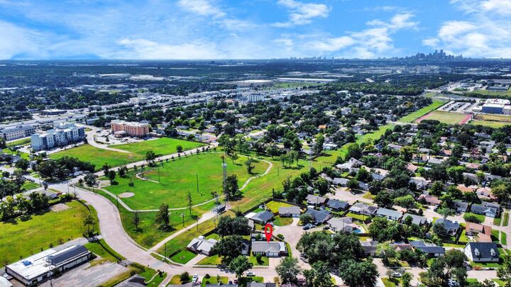 Property Photo:  530 Westshire Drive  TX 77013 