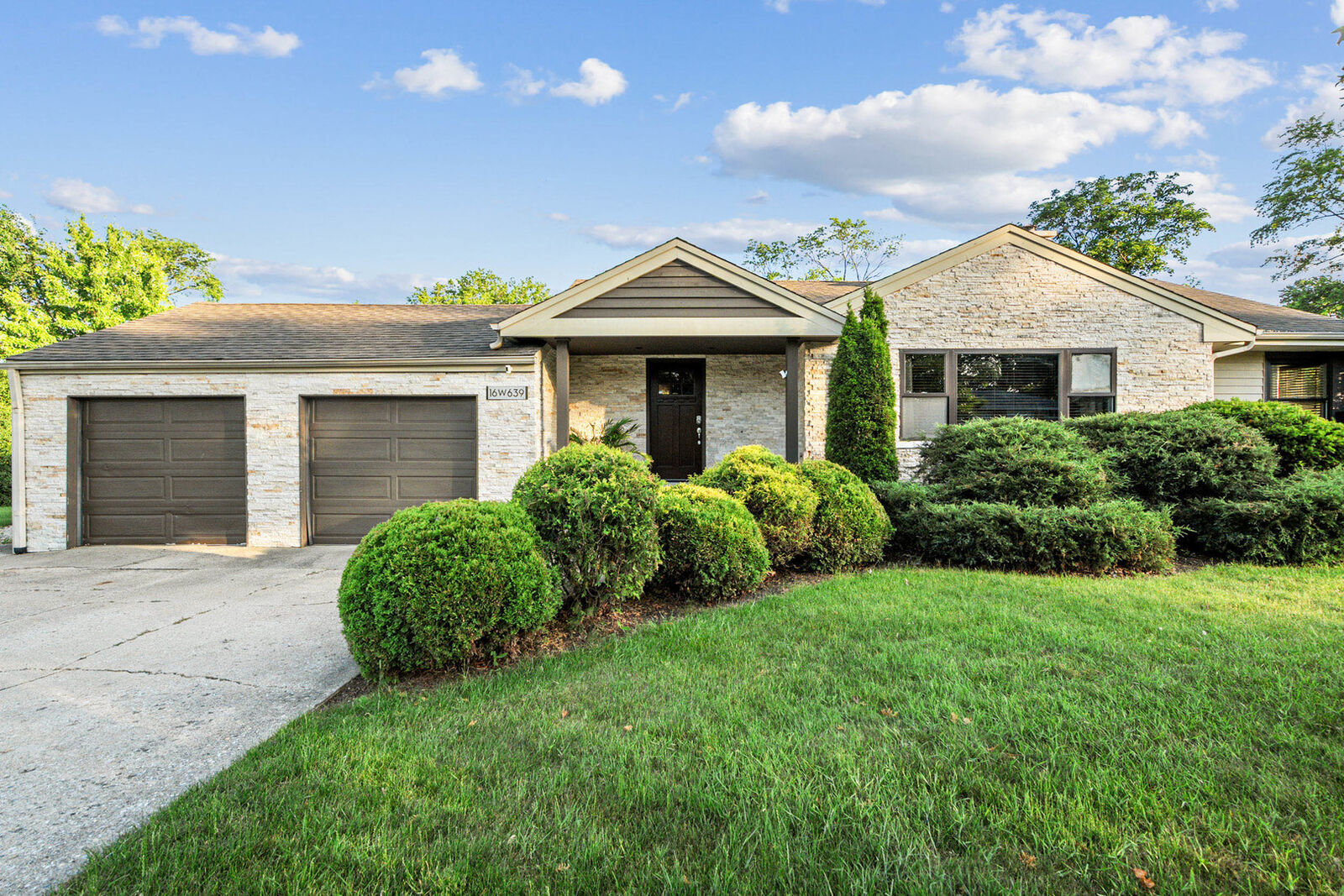 Property Photo:  16W639 Red Oak Avenue  IL 60106 