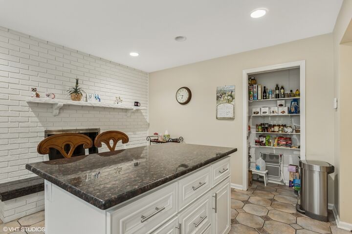Property Photo:  48 Kingston Drive  IL 60523 