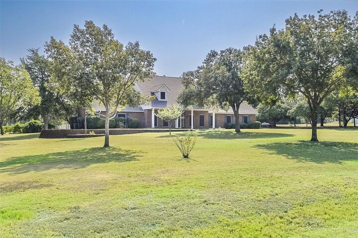 Property Photo: 2410 Clearview Drive TX 76065