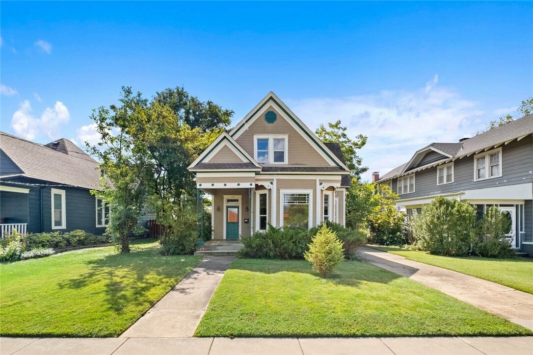 Property Photo: 516 W Cypress Street AR 72756