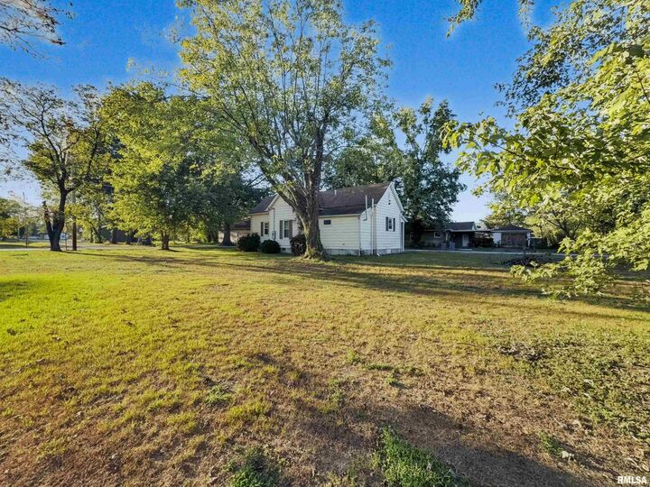 Property Photo:  202 S Jenette Avenue  IL 62819-1209 