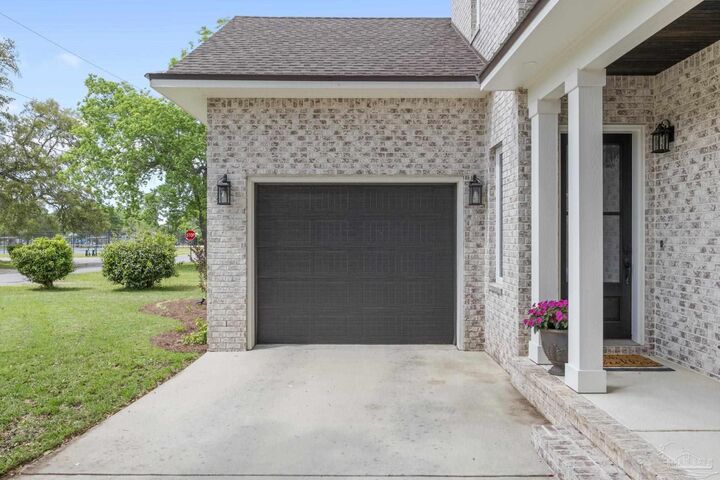Property Photo:  1806 N Barcelona St  FL 32501 