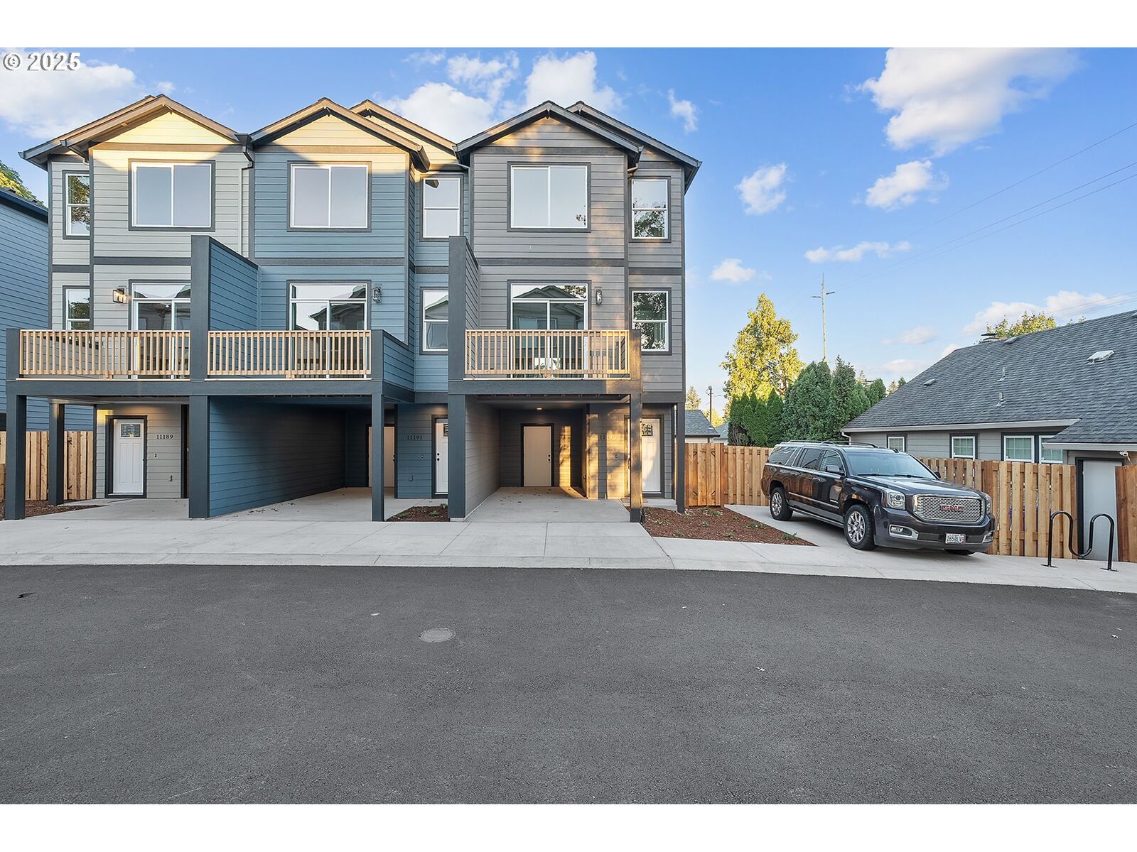 Property Photo:  11193 SE Stark St  OR 97216 