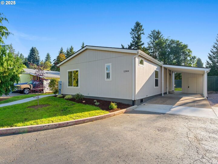 Property Photo: 12904 SE Ramona St OR 97236