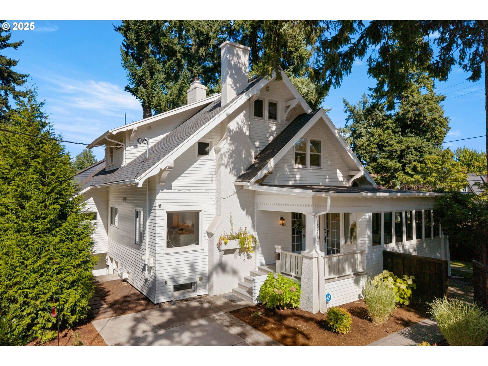 Property Photo:  3287 NE Bryce St  OR 97212 