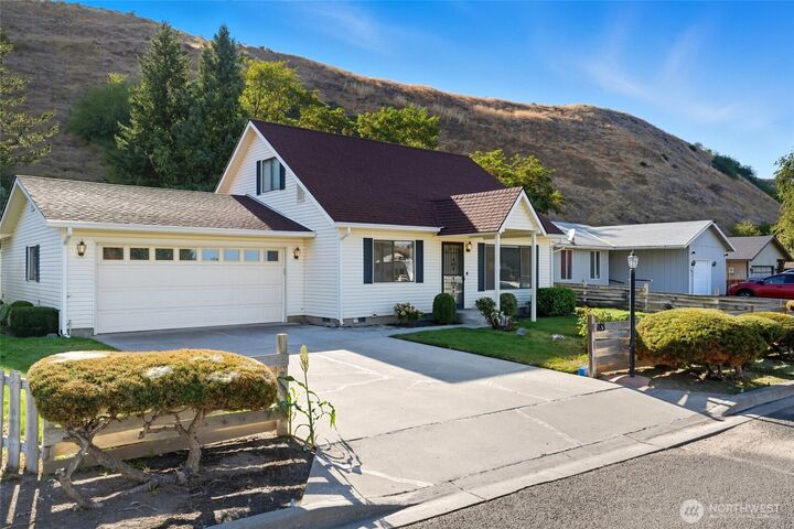Property Photo:  183 S Andrea Street  OR 97862 