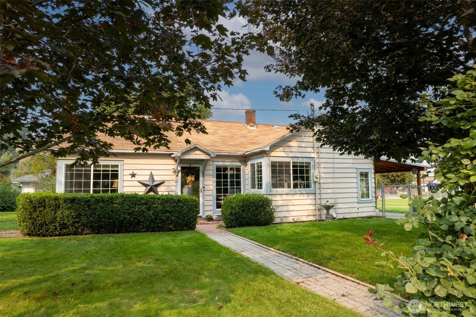 Property Photo:  211 S Granite Street  WA 98841 