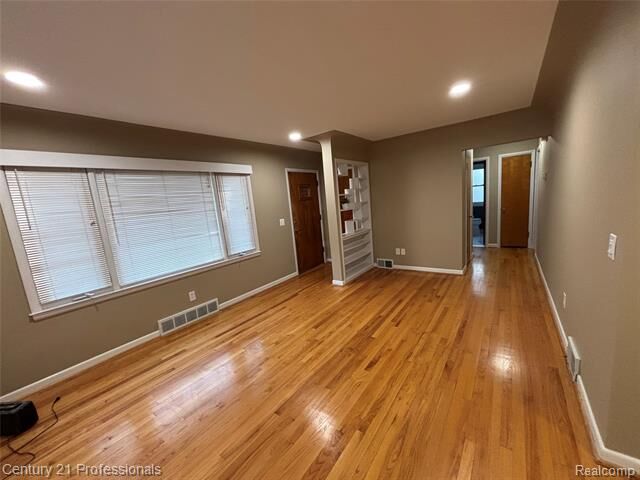 Property Photo:  312 Northwood Avenue  MI 48307 