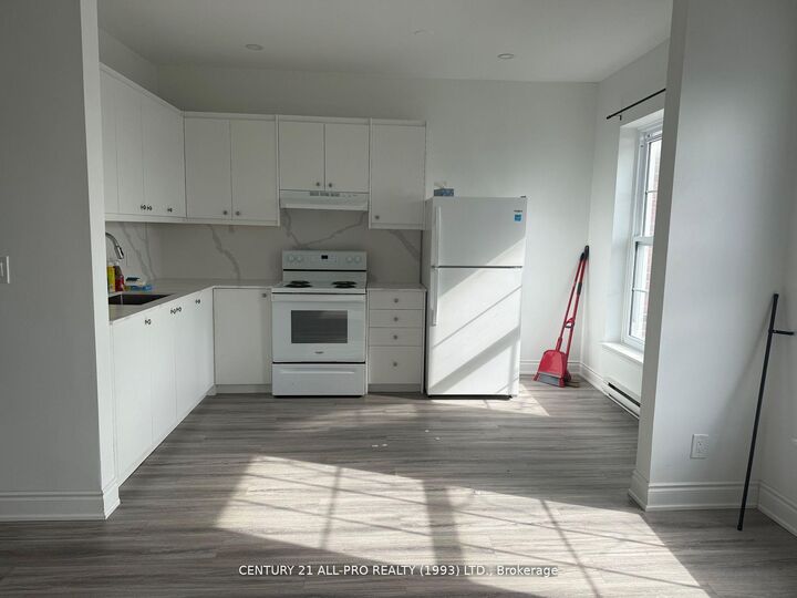 Property Photo:  82 King Street W Unit 3  ON K9A 2M3 