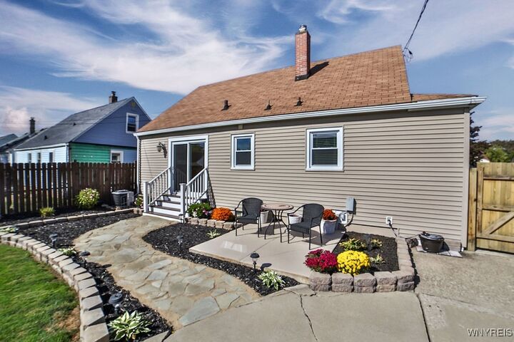 Property Photo:  84 Coventry Road  NY 14217 
